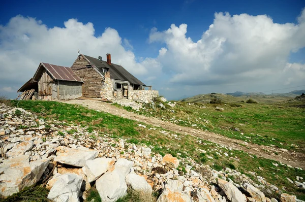 Mountain house och landskap — Stockfoto