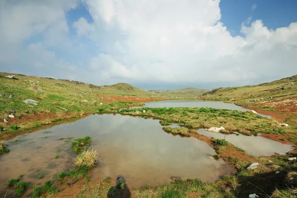 Горное озеро и пейзаж — стоковое фото