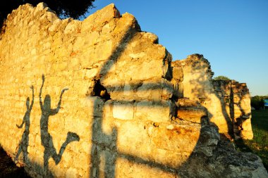 iki kız onun gölgesi ile oynamak