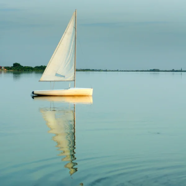 Barca a vela vela al tramonto — Foto Stock