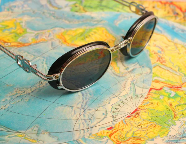 Harita dünya ve güneş gözlüğü. — Stok fotoğraf