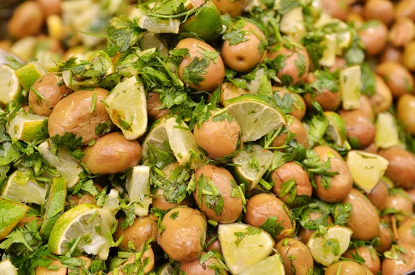 Salat av grønne oliven på markedsplass – stockfoto