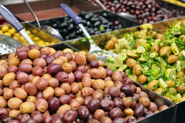 Azeitonas, picles e saladas no stand do mercado — Fotografia de Stock