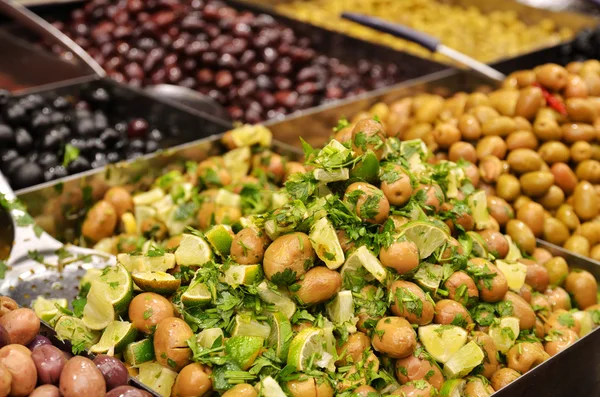 Oliven, Gurken und Salate am Marktstand — Stockfoto