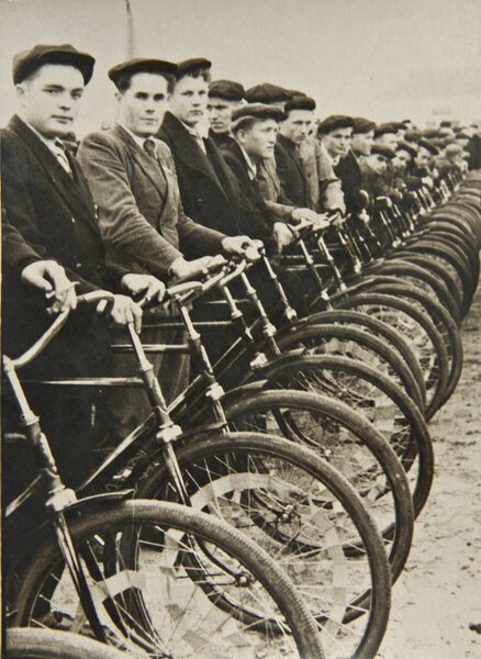 Мужчины на велосипедах, старая фотография
