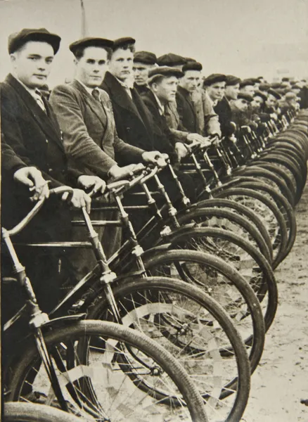 Män på cyklar, gamla fotografi — Stockfoto