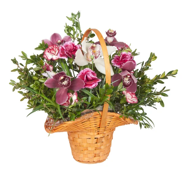 Um buquê de flores em uma cesta — Fotografia de Stock