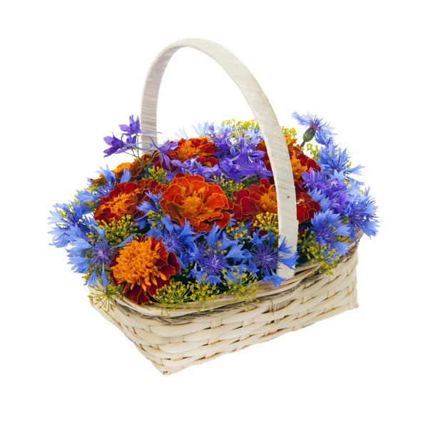 Buquê de flores em uma cesta — Fotografia de Stock