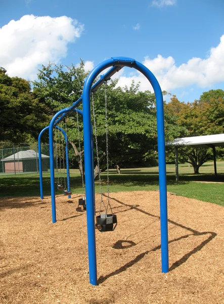 Swing en un parque — Foto de Stock
