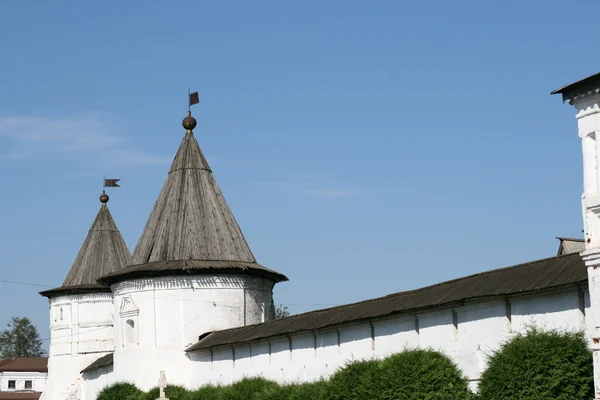 Turm des Klosters in juriew-polski russland — Stockfoto