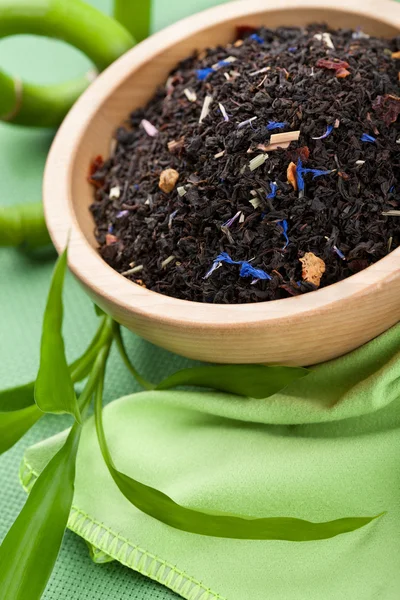 Trockener schwarzer Tee in Schüssel — Stockfoto