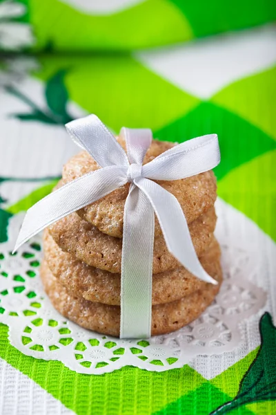 Cookie-uri de ghimbir legate cu panglică albă — Fotografie, imagine de stoc