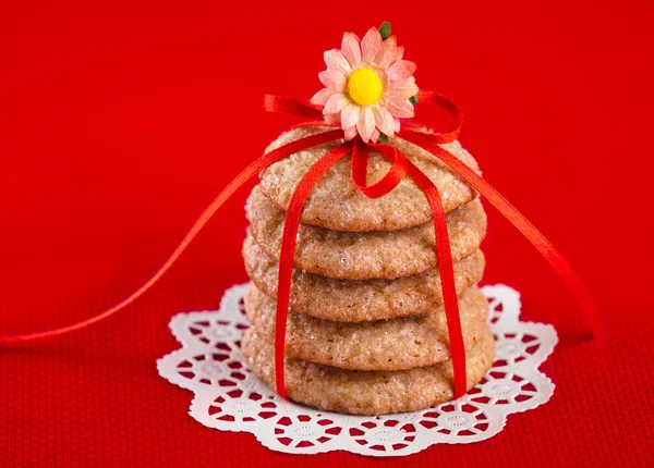 Biscoitos de gengibre amarrados com fita vermelha — Fotografia de Stock