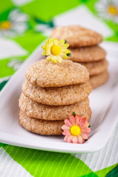 Beyaz tabakta zencefilli kurabiye — Stok fotoğraf