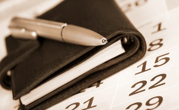 Календарь, ручка и карманный планировщик — стоковое фото