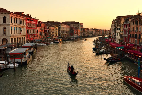 在日落的单独缆车。在威尼斯大运河 — 图库照片