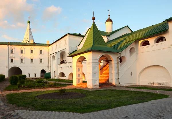 Sunny enter in bishop's Chambers of Suzdal Kremlin. — Stock Photo, Image