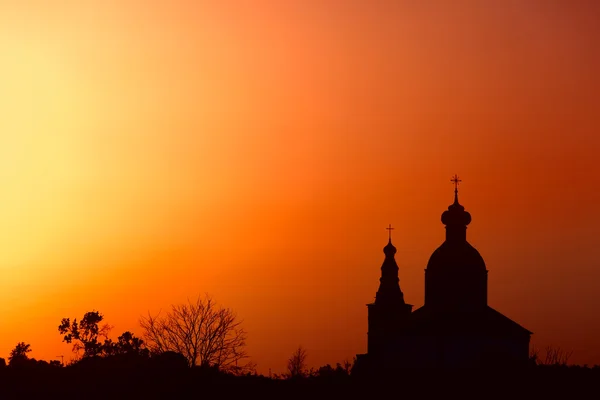 Silhouet van traditionele Russische kerk in oude stad Soezdal. — Stockfoto