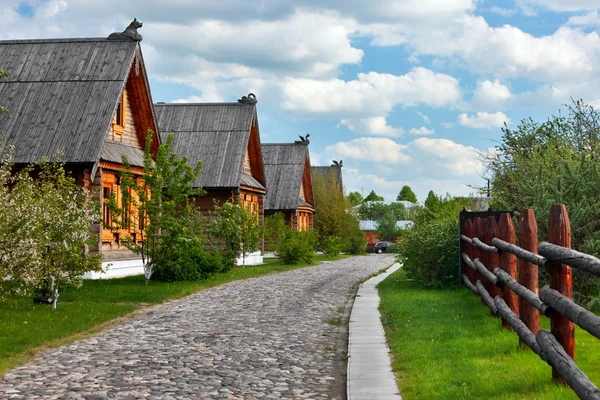 Traditionelle russische Holzhäuser im Frühling. — Stockfoto