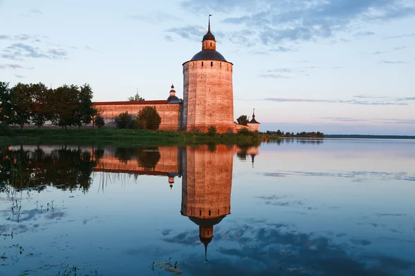 Günbatımı üzerinde bir manastır kule — Stok fotoğraf