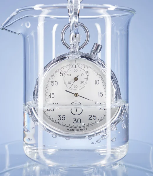 Cronómetro en un vaso con agua — Foto de Stock