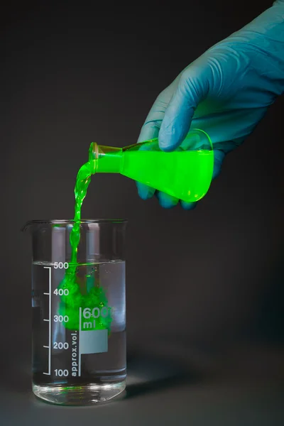 Adición de un líquido verde — Foto de Stock