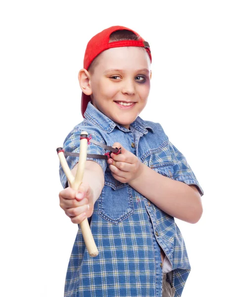 Мальчик с рогаткой — стоковое фото