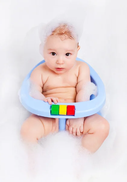 Bebê tomando um banho — Fotografia de Stock