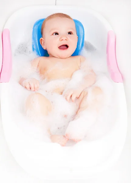 Baby nemen van een bad — Stockfoto