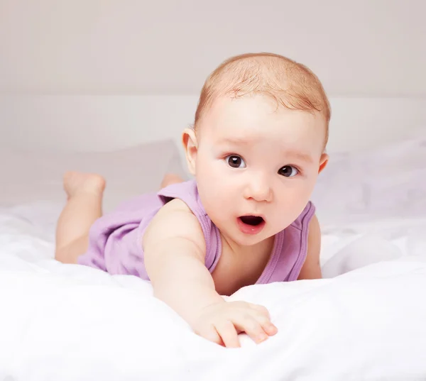 Yataktaki bebek — Stok fotoğraf