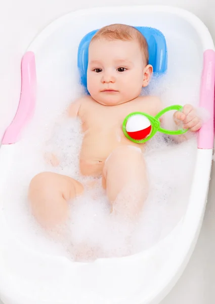 Ребенок принимает ванну — стоковое фото