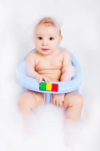 Bebé tomando un baño — Foto de Stock