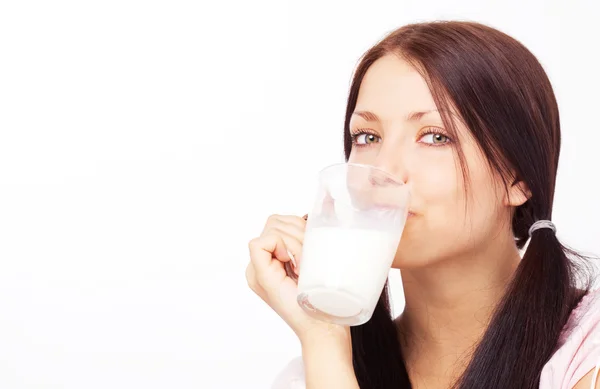 Девушка пьет молоко — стоковое фото