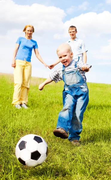 Famille jouer au football — Photo