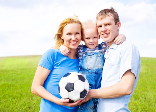 Famiglia che gioca a calcio — Foto Stock