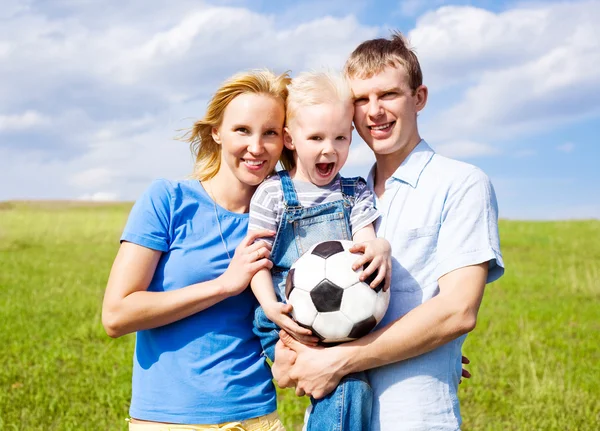 Familie spielt Fußball — Stockfoto