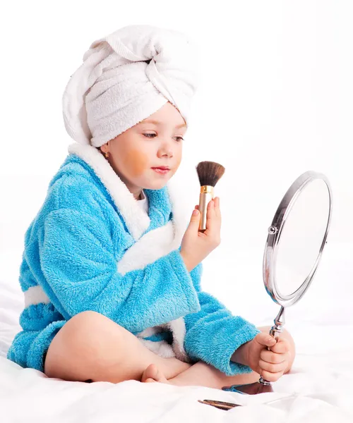 Criança com espelho e escova — Fotografia de Stock