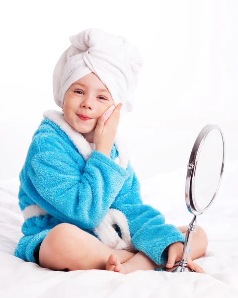 Dítě použití make-up — Stock fotografie