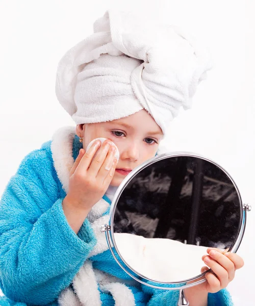 Дитина нанесення макіяжу — стокове фото