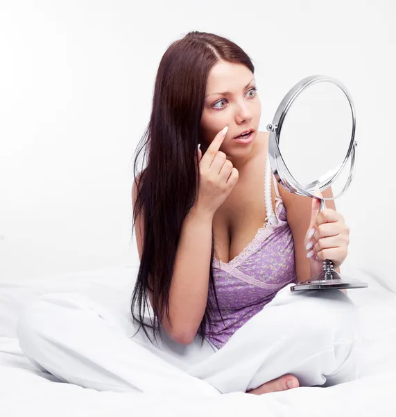 Женщина с зеркалом — стоковое фото