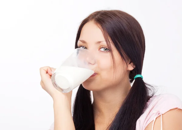 喝牛奶的女孩 — 图库照片