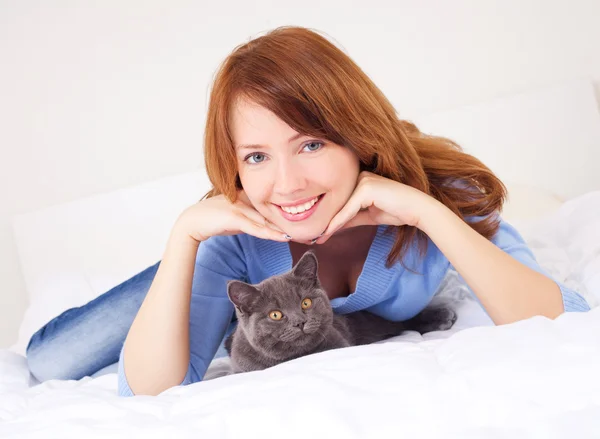 Dziewczyna z kotem — Zdjęcie stockowe