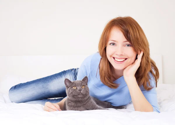 Meisje met een kat — Stockfoto