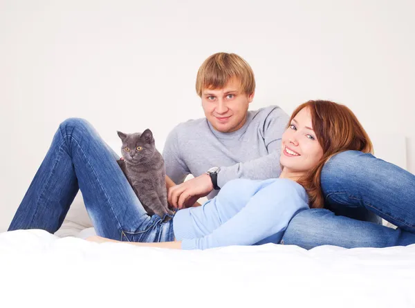 Paar mit einer Katze — Stockfoto