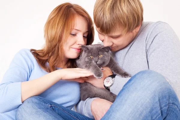 Casal com um gato — Fotografia de Stock