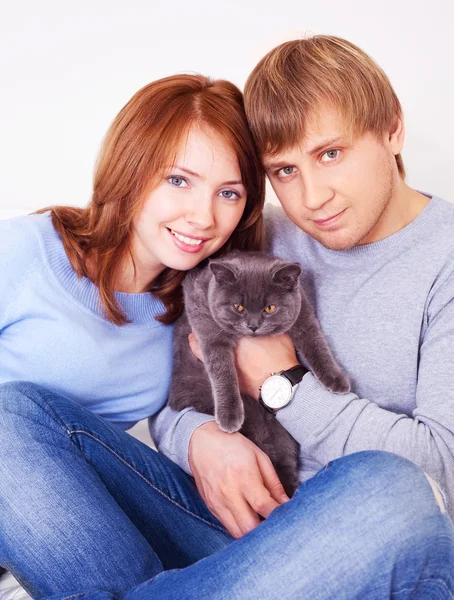 Couple avec un chat — Photo
