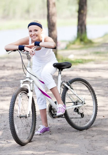 Woman riding a bicycle — Stock Photo, Image