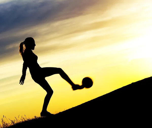 Kvinna som spelar fotboll — Stockfoto