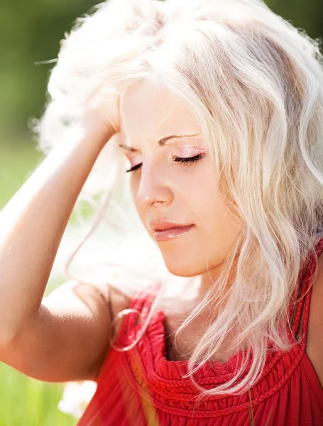 Woman outdoors — Stock Photo, Image