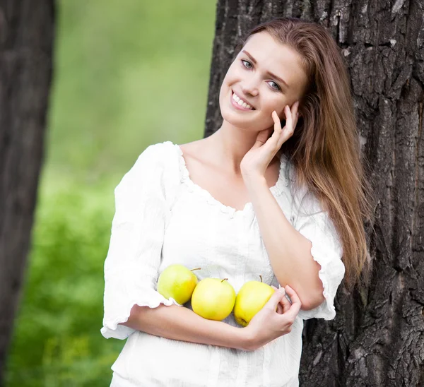Kvinna med äpplen — Stockfoto